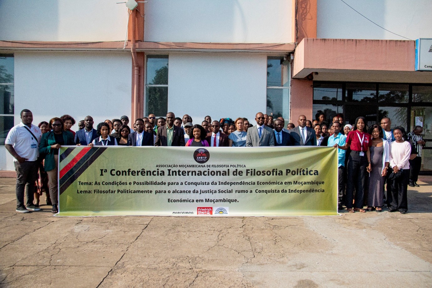Foto de família dos participantes da Iª Conferência Internacional de Filosofia Política, no Campus de Lhanguene (UP-Maputo).